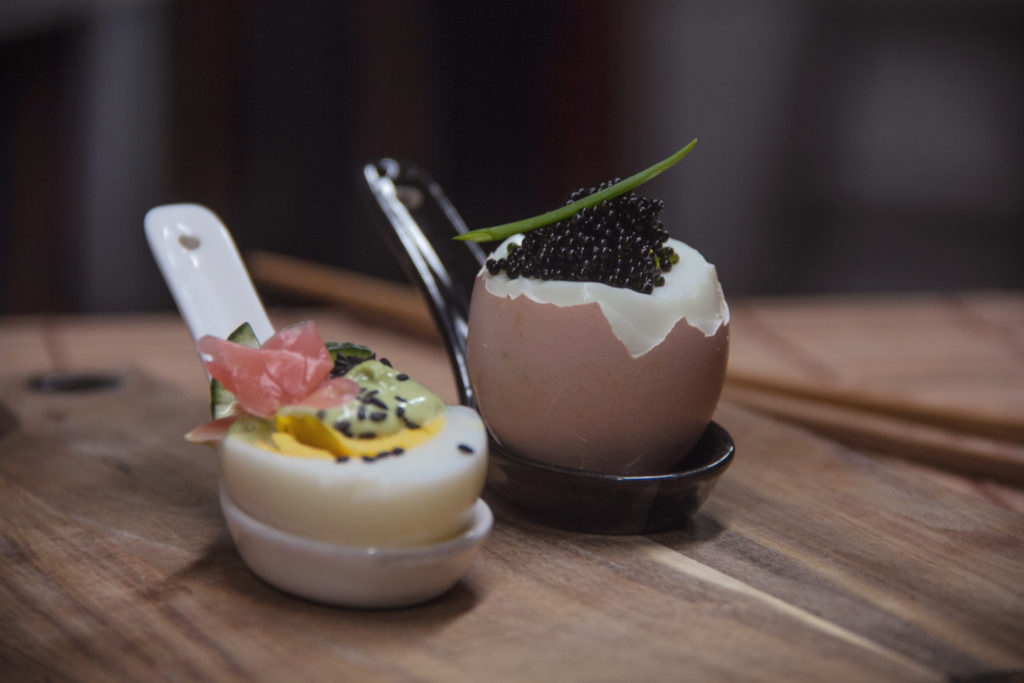 Na zdjęciu po lewej stronie jajko z majonezem wasabi i imbirem, po prawej stronie jajko z ikra z ryby tobikko