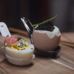 Na zdjęciu po lewej stronie jajko z majonezem wasabi i imbirem, po prawej stronie jajko z ikra z ryby tobikko