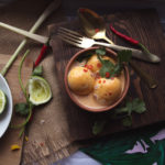 Tajskie curry massaman podane z jajkiem, chilli i kolendrą.